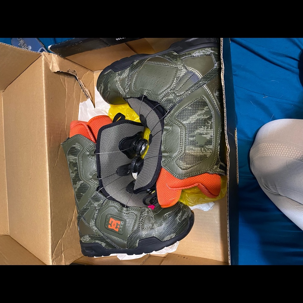 brand new snow boots